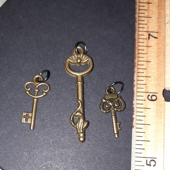 Set of 3 charms skeleton key antique golden pendants steam punk - Picture 2 of 2